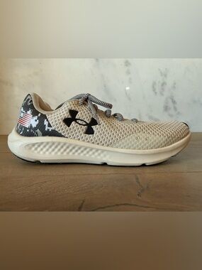 Under Armour men’s Cream Mesh Athletic Sneaker with Black Logo, camo back NWOT